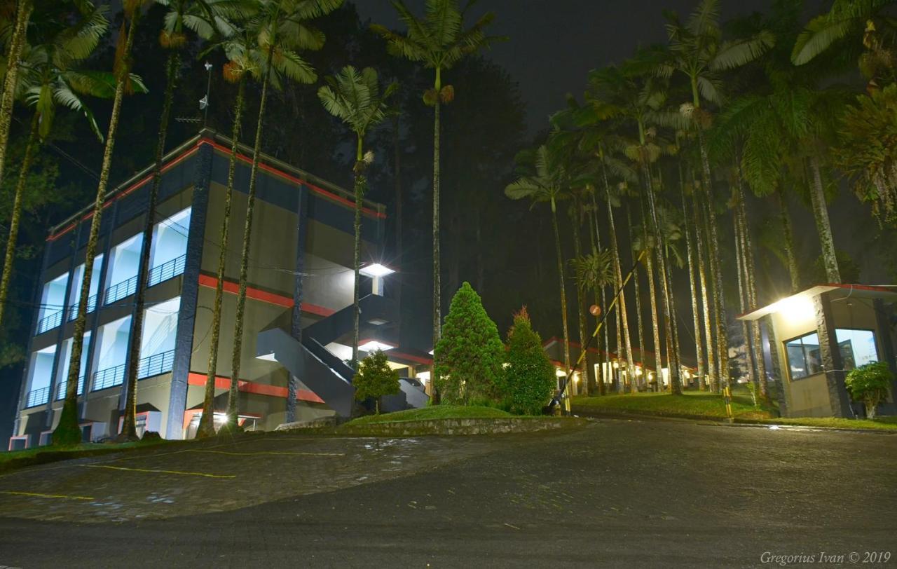 Surya Hotel & Resort Baturraden Ngoại thất bức ảnh